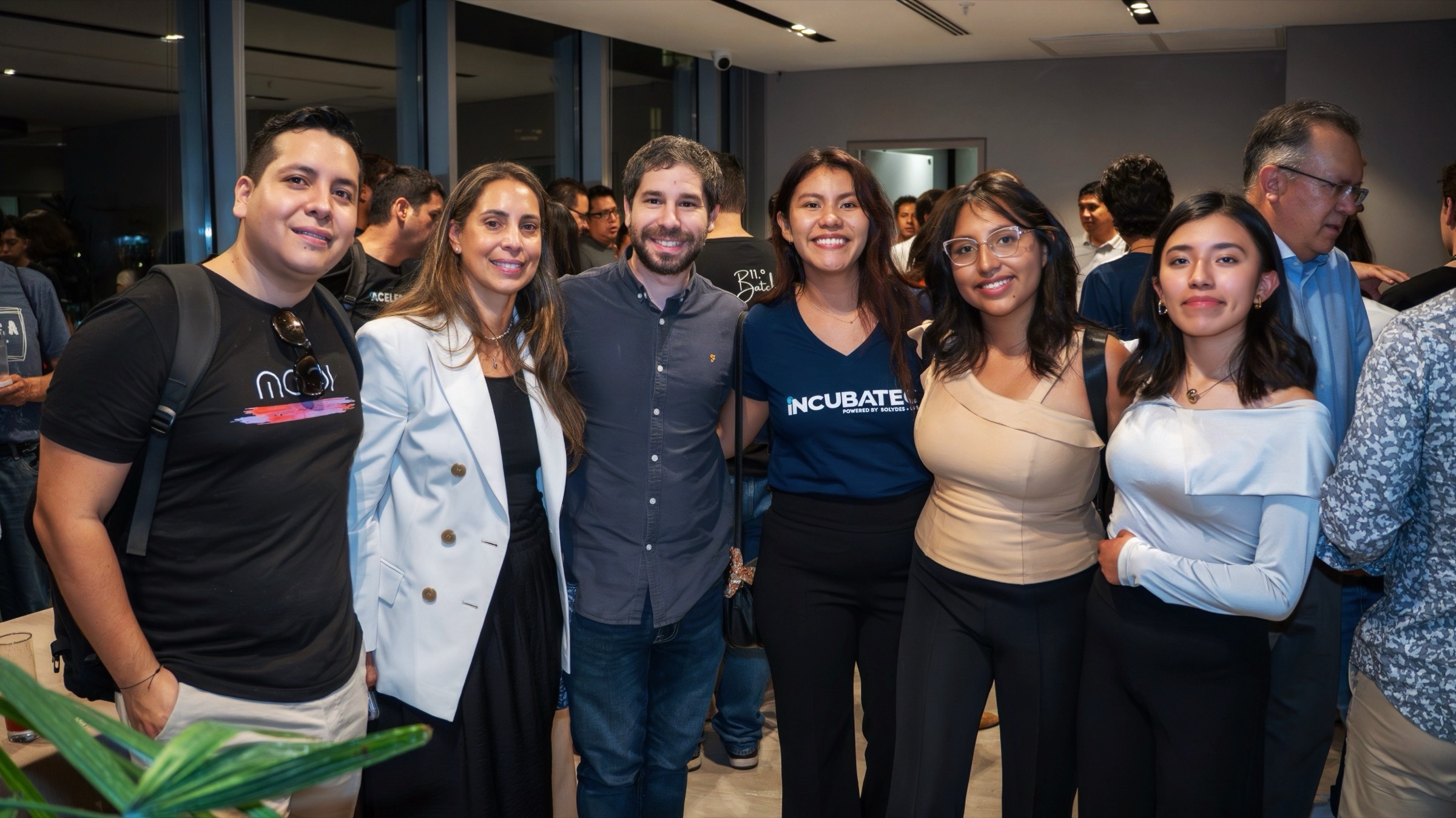 Mentora de INCUBATEC durante una charla del programa